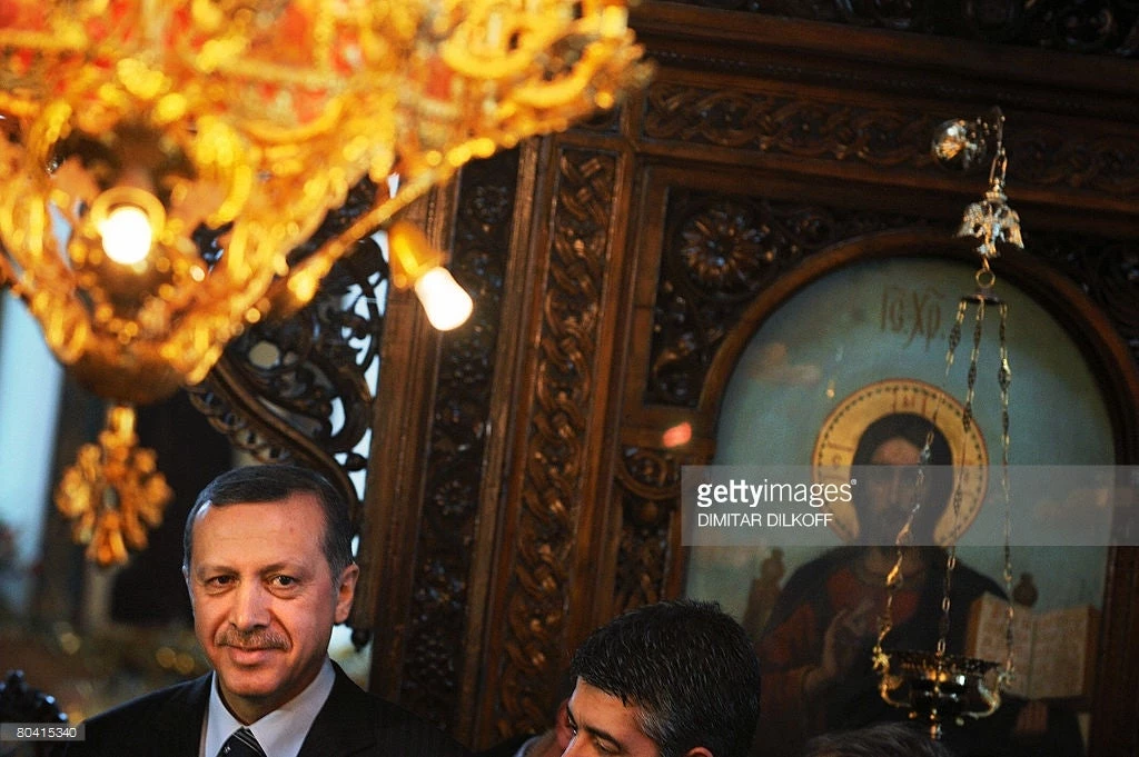 Τι συμβαίνει με τους Μουσουλμάνους ηγέτες που πατάνε πόδι σε εκκλησίες; Ερντογάν, Σίσι και…Άγιος ο Θεός στην μόδα των διαθρησκειακών ηγετών